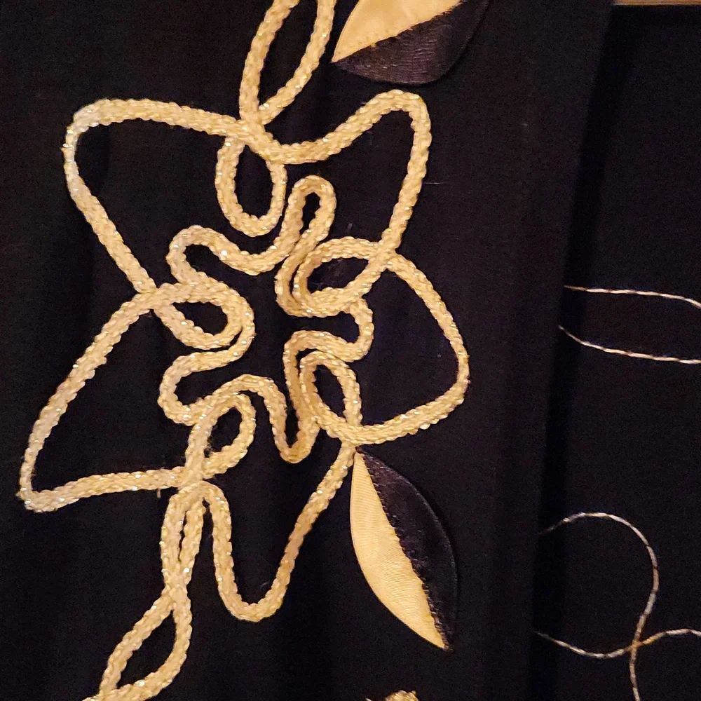 Elegant Black and White Floral Women's Cardigan - Picture 2 of 9